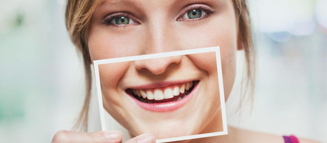 Bicarbonate pour se blanchir les dents : bonne au mauvaise idée ?